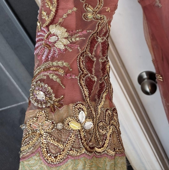 Pakistani designer suffuse pink embroidered 3 pc medium dress - Picture 5 of 8